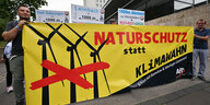 Windkraftgegner demonstrieren während der Landtagssitzung vor dem Thüringer Landtag. Auf dem Transparent mit dem Logo der AfD steht «Naturschutz statt Klimawahn».