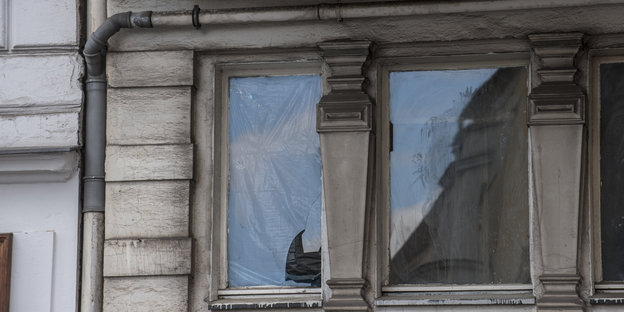 Zerbrochene Fensterscheibe an einem Haus in Schöneberg