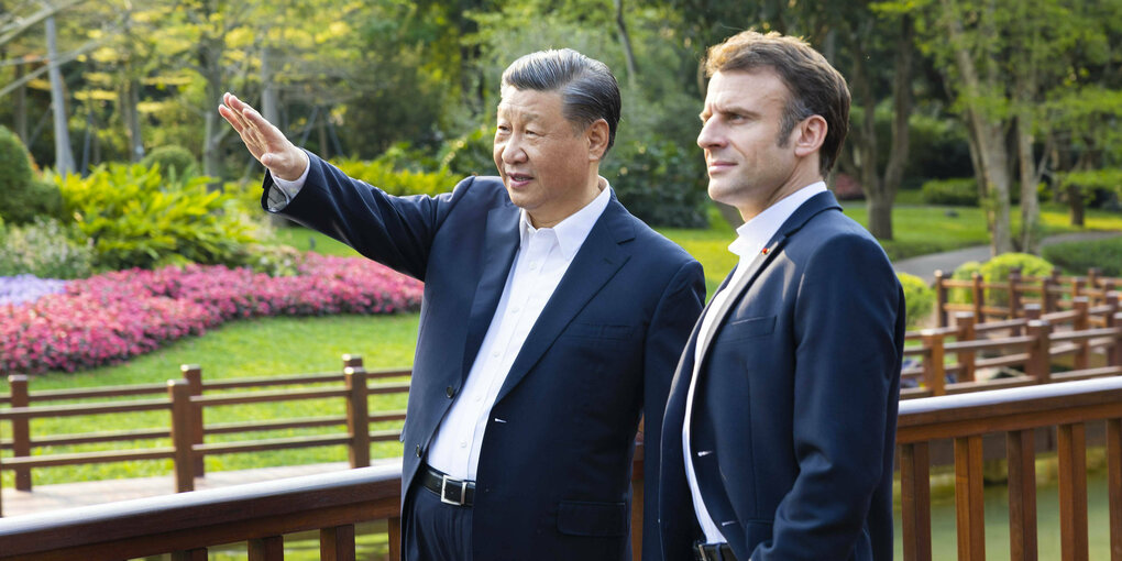 Die Präsidenten Xi Jinping und Emmanuel Macron in einem Garten