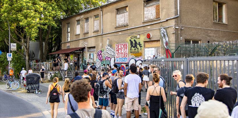 Eine Gruppe Menschen steht in der Schlange vor dem Club about blank.