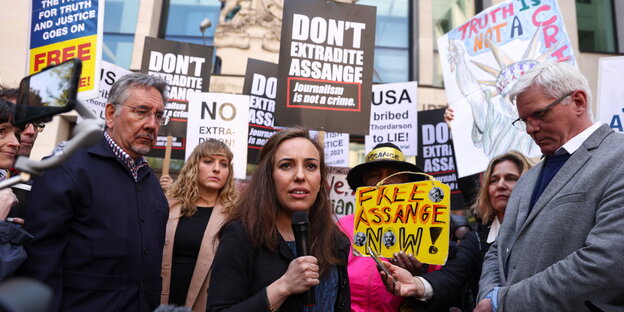 Julian Assanges Ehefrau Stella steht zwischen Menschen und ruft in ein Mikrofon