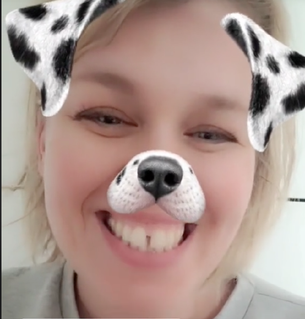 Ein Bild der Autorin mit dem Snapchat-Hundefilter