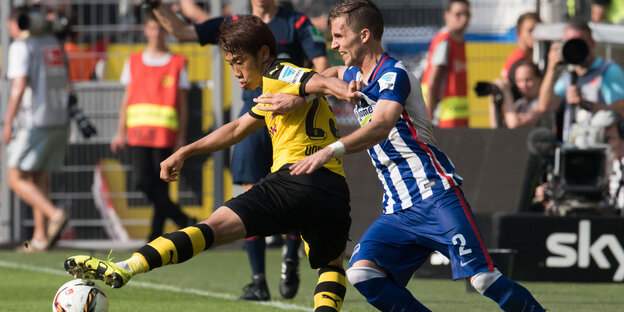 Dortmunds Shinji Kagawa (l) und Peter Pekarík von Hertha versuchen an den Ball zu kommen.