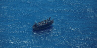 Flüchtlinge im Mittelmeer auf einem Boot
