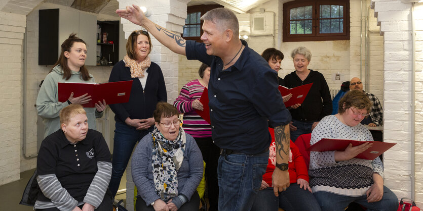 Chorprobe mit dem Chorleiter Michael Kunze bei den Nogat-Singers, der inklusive Chor der Lebenshilfe Berlin gGmbh Ort