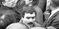 Ein historisches Bild von vielen Menschen; Freddie Scappaticci trägt einen dicken Schnauzer