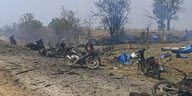 Trümmerteile und verbrannte Mopeds in dem angegriffenen Dorf.