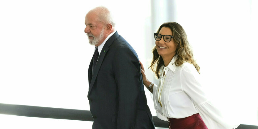 Lula und first Lady Rosangela vor einem Flugzeug