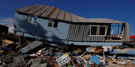 Ein vom Erdbeben zerstörtes Haus steht auf einem Schuttberg