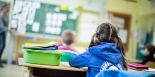 Schüler einer Grundschule sitzen in ihrem Klassenraum