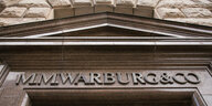 Eingang der Warburg-Bank