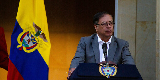 Gustavo Petro am Rednerpult, hinter ihm die Flagge Kolumbiens