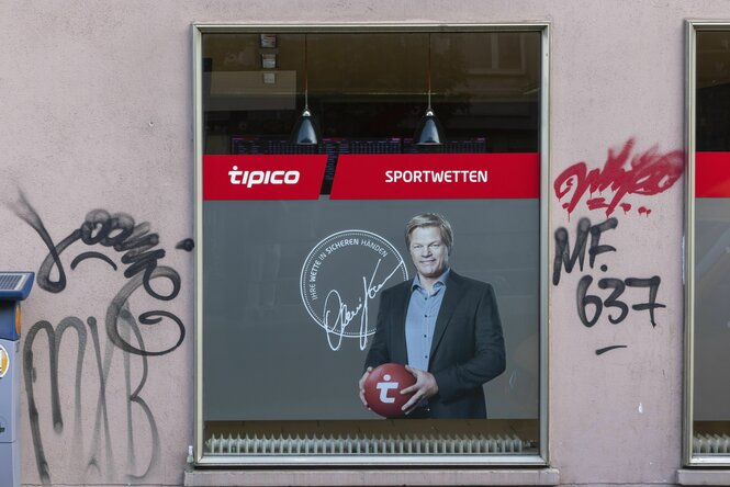 Werbeplakat mit Oliver Kahn am Schaufenster eines Wettbüros - er hält einen Ball in der Hand vor dem Slogan "Ihre Wette in sicheren Händen"