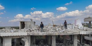 Kinder auf dem Dach eines zerstörten Hochhauses in der syrischen Stadt Dschindires