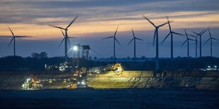 Windräder nahe einer grube des Braunkohletagebaus Garzweiler