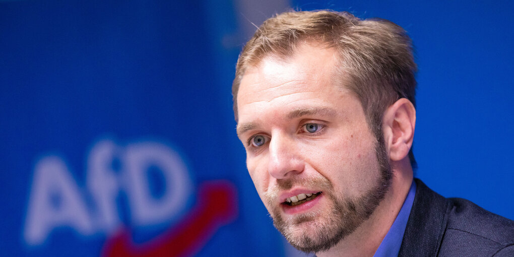 Stephan Bothe auf einer Pressekonferenz 2020.