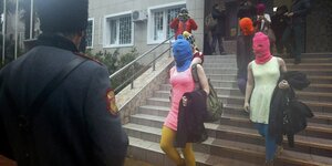 Miglieder von Pussy Riot vor einer Polizeistation