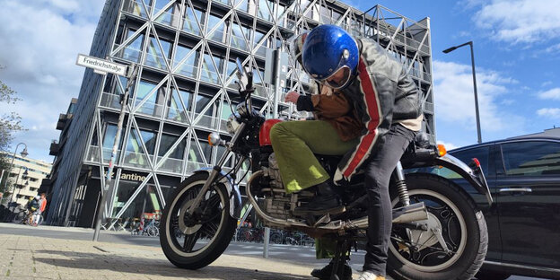 zwei Motorradfahrer:innen bereit für die Abfahrt, aber noch in Berlin