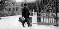 Ein altes schwarweiß-Foto zeigt einen alten Mann mit Koffer, der gerade aus dem Knasttor tritt: Wilhelm Voigt, der Hauptmann von Köpenick, verlässt 1906 die Haftanstalt Tegel