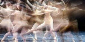 Verschwommenes Bild von Balletttänzer:innen