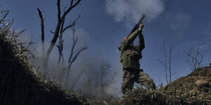 Soldat feuert Granatwerfer ab