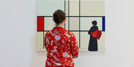 Eine Frau in Rückenansicht steht vor einem Mondrian Kunstwerk