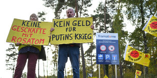 Demonstrant:innen mit Schildern und Fahnen