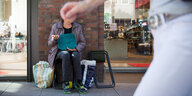 Eine Bettlerin in der Hamburger Innenstadt