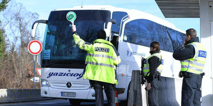 Grenzkontrolle mit Reisebus