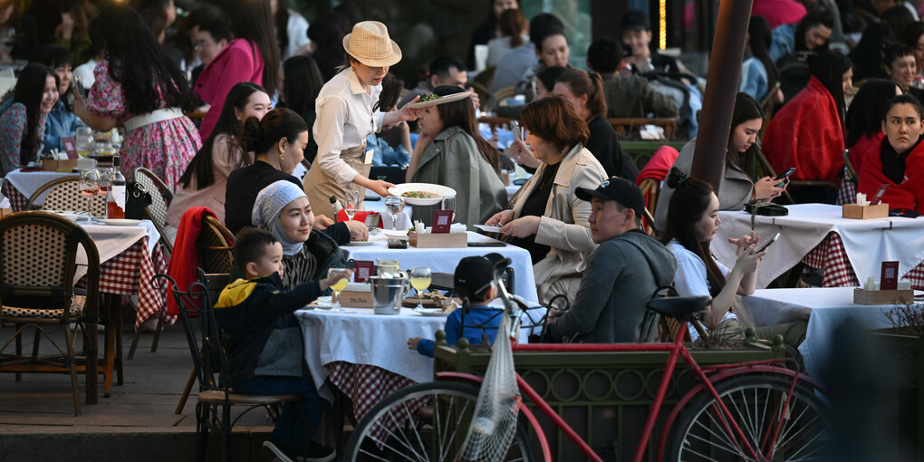 Besucher in einem kasachischen Café in Astana