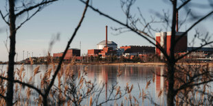 Atomkraftwerk an einem See