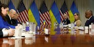 Zu sehen sind US-Verteidigungsminister Lloyd Austin und der ukrainische Premieminister Denys Shmyhal bei einem Treffen im Pentagon, im Hintergrund ukrainische und US-Flaggen