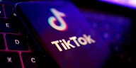Ein Display, auf dem das Symbol von TikTok und der Firmen-Schriftzug auf blauem Hintergrund zu sehen ist