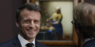 Emmanuel Macron während einer Führung durch die Vermeer-Ausstellung im Rijksmuseum