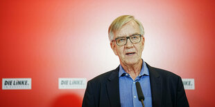 Dietmar Bartsch spricht in ein Mikrofon