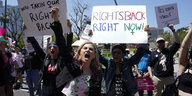 Frauen protestieren mit Plakaten für ihre Recht auf Abtreibung