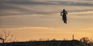 Ein Motocrossfahrer mit einer Enduro hebt ab