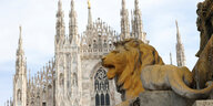 Ein Löwenstatue in Mailand ist beschmiert mit gelber Farbe