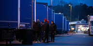 LKW-Fahrer stehen während eines Streiks von Lastwagenfahrern eines polnischen Logistikunternehmens auf der Raststätte Gräfenhausen West an den LKWs.