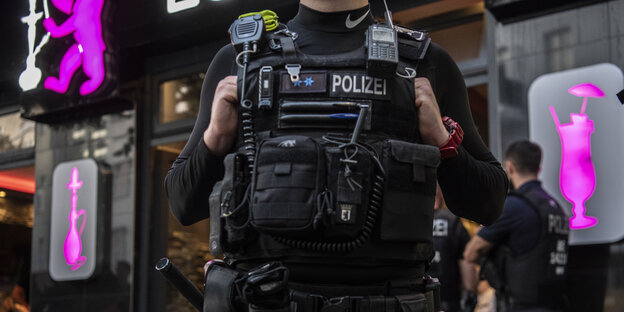 Ein Polizist steht vor einer Shish-Bar in Berlin.
