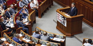 Abgeordnete diskutieren im Plenarsaal des ukrainischen Parlaments.