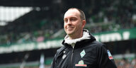 Werder-Trainer Ole Werner grinst im Weserstadion