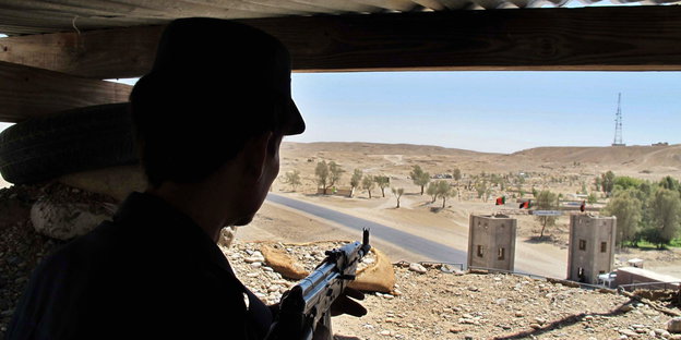 Blick von einem Wachposten der Regierungskräfte auf eine Straße im Distrikt Gereshk in der Provinz Helmand.