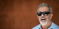 Mel Gibson reißt den Mund auf, trägt eine Sonnenbrille