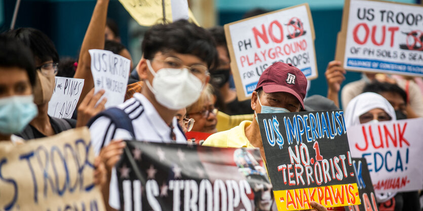 Demonstranten mit anti-USA-Plakaten