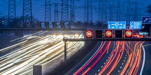 Eine Autobahn bei Nacht