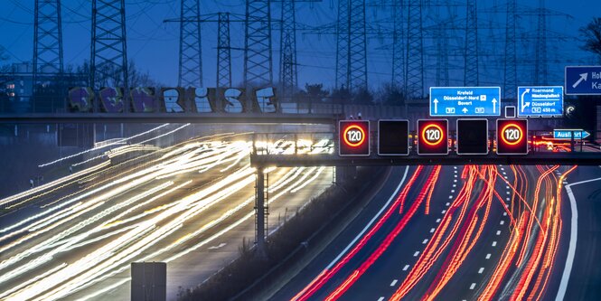 Eine Autobahn bei Nacht