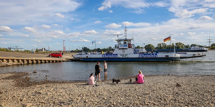 Eine Familie am Rheinufer, der Rhein hat Niedrigwasser