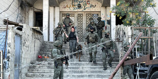 Mitglieder der israelischen Sicherheitskräfte durchsuchen und patrouillieren vor einem Haus in Ost-Jerusalem