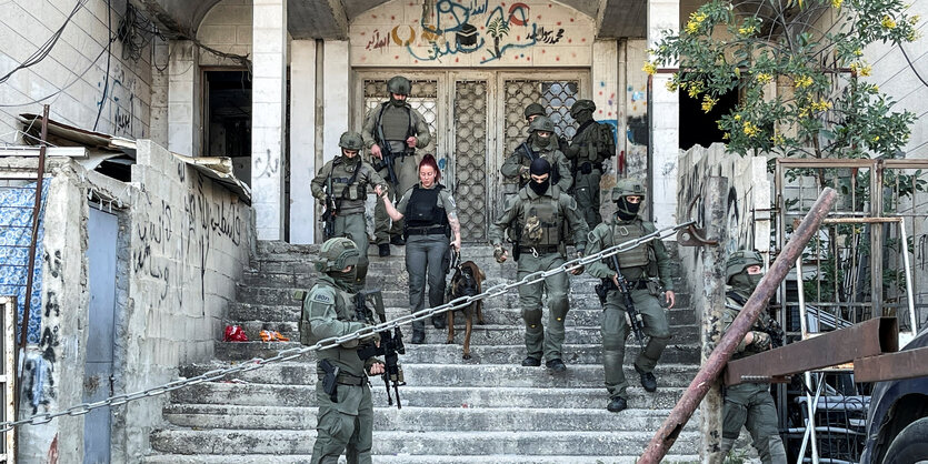 Mitglieder der israelischen Sicherheitskräfte durchsuchen und patrouillieren vor einem Haus in Ost-Jerusalem